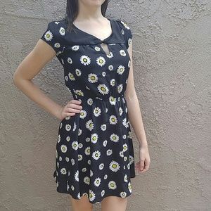 LAST CHANCE 🎉 Daisy black dress